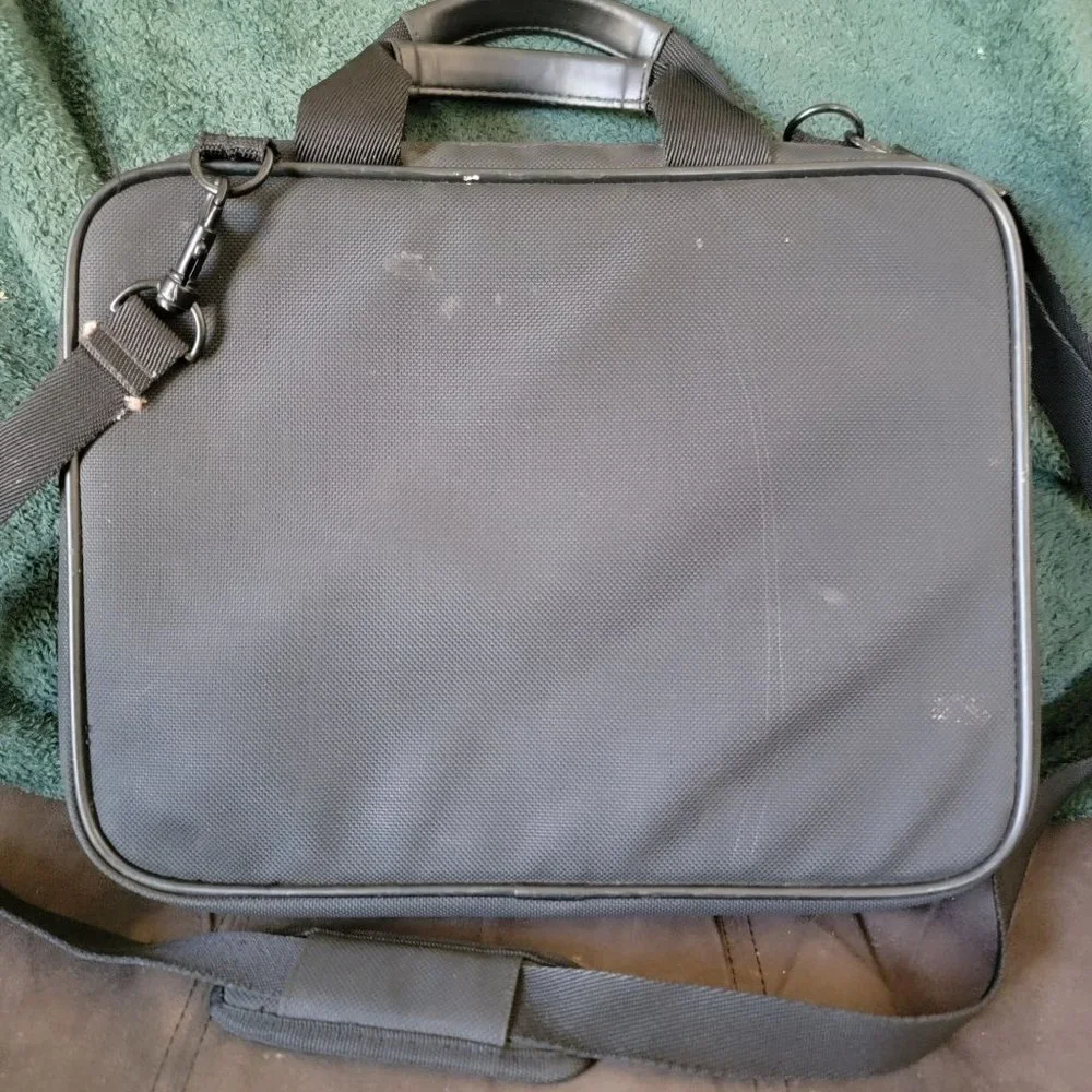 Icon TechGear Medium Bag Case Laptop Black Shoulder Strap Padded
